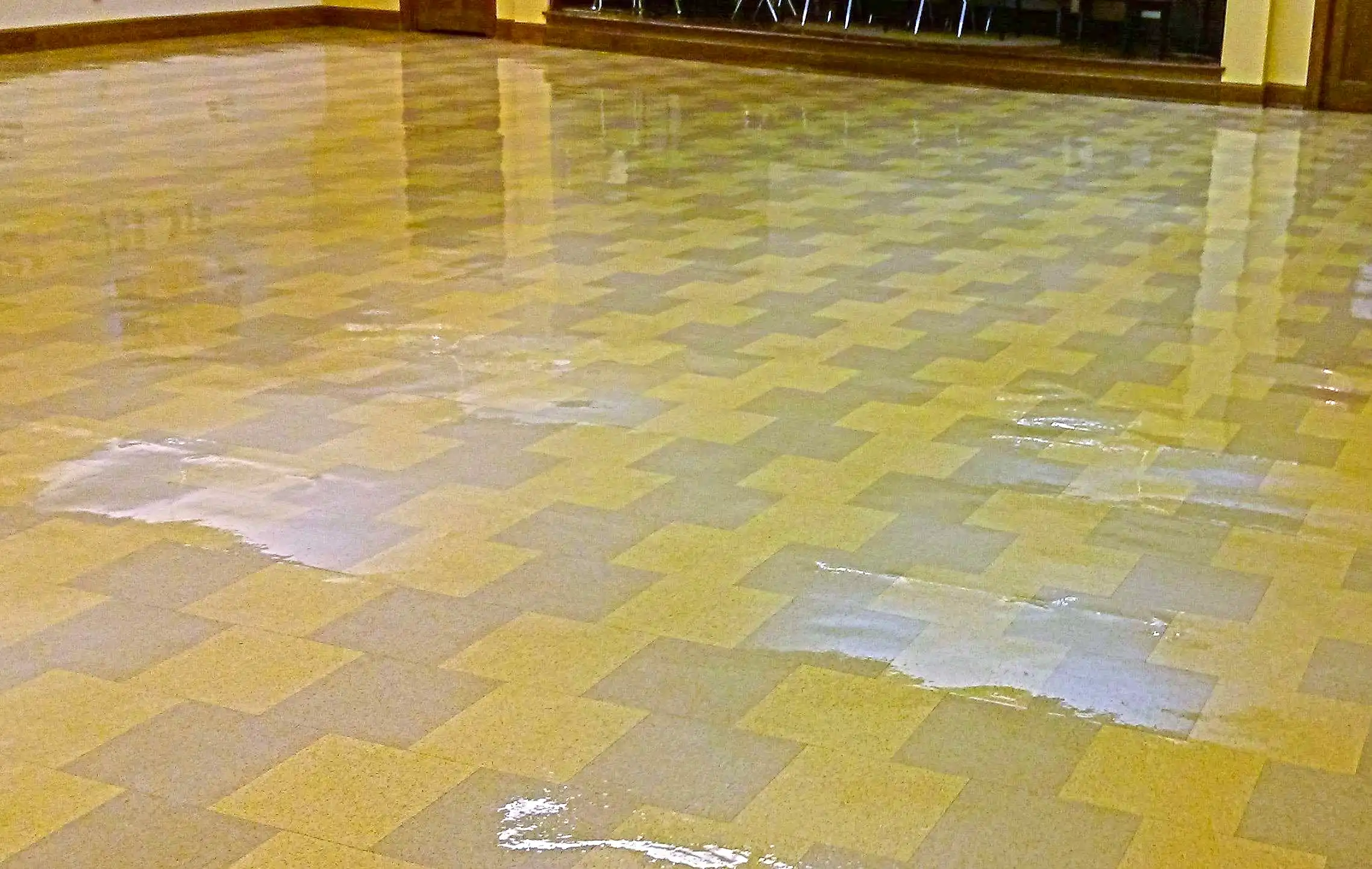 restoration-of-old-vct-floor-in-minneapolis-church